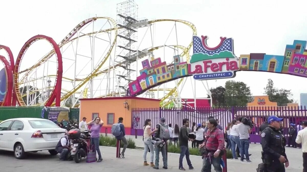 Юные развлечения. Парк аттракционов в Мехико. La Feria парк развлечений. Парк развлечений ла ферия де Чапультепек Мехико. Парк кровавых аттракционов.