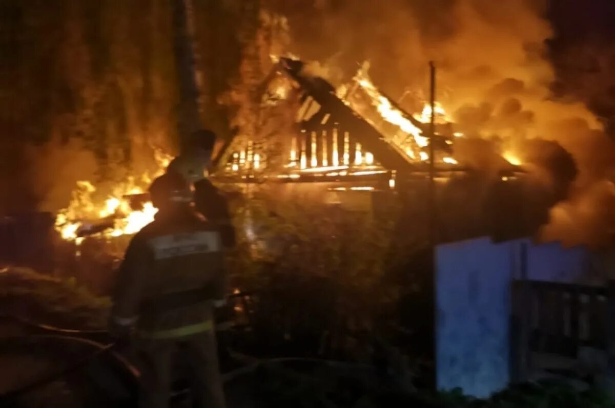 Пожар горит частный дом. Пожар в ахунах пенза. пожар в доме. горящий дом. сгоревший деревянный дом.
