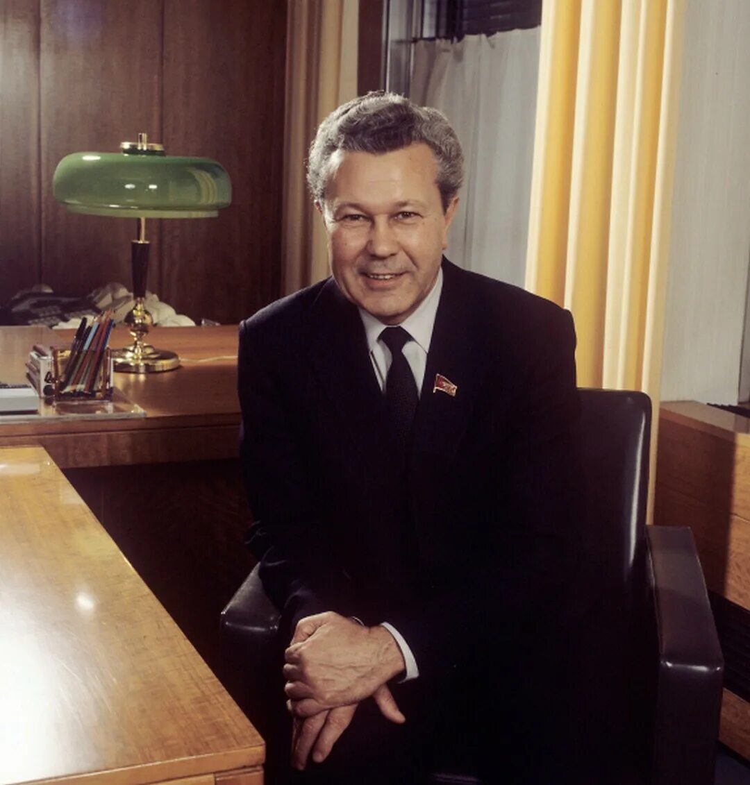 Глава обкома усманов гумер 1970. Усманов гумер исмагилович фото. Партсобрание на заводе. Минтимер шарипович шаймиев молодой. Татарский обком кпсс.