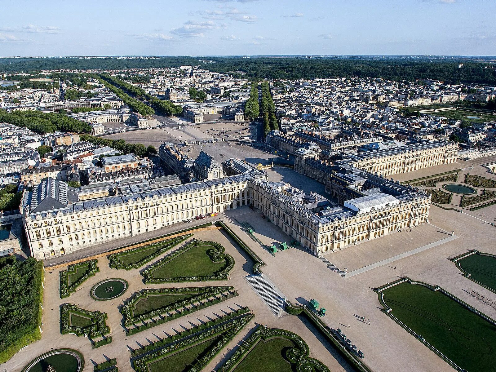 Chateau versailles. Версаль Франция. Шато Версальского дворца. Версальский дворец Версаль сверху. Королевская резиденция Версаль.