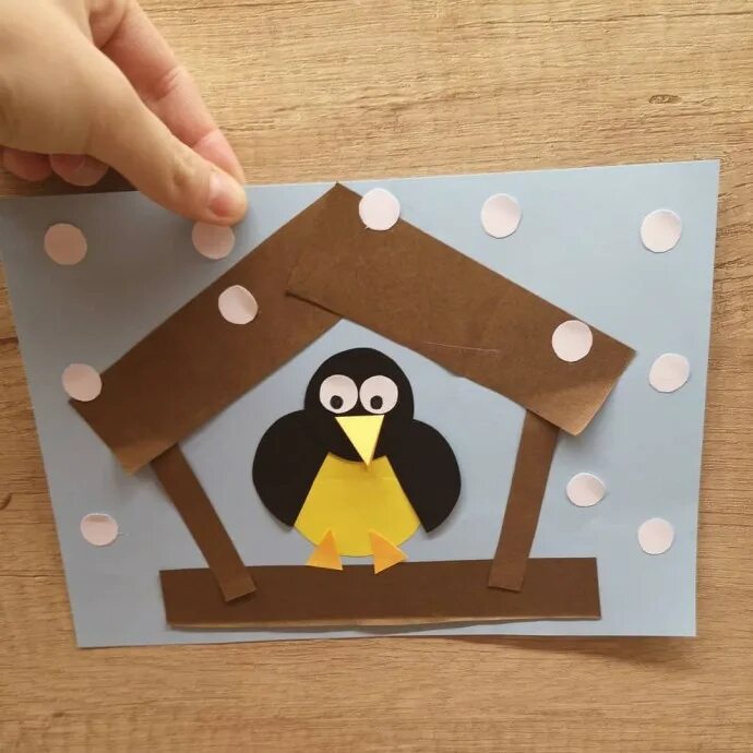 Аппликация кормушка для птиц в средней группе. Аппликация кормушка для птиц. Аппликация кормушка для птиц. Кормушка аппликация для детей. Аппликация кормушка для птиц.