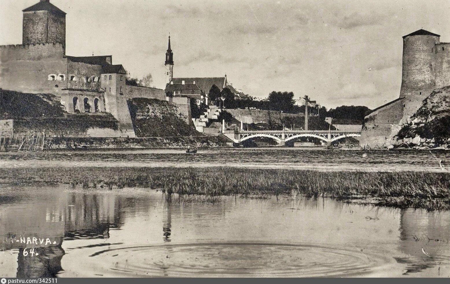 Ратушная площадь нарва. Ивангородская крепость 1918-1919 году. Замок ивангород и нарва. Ивангородская крепость и нарвский замок. Нарва 1900.