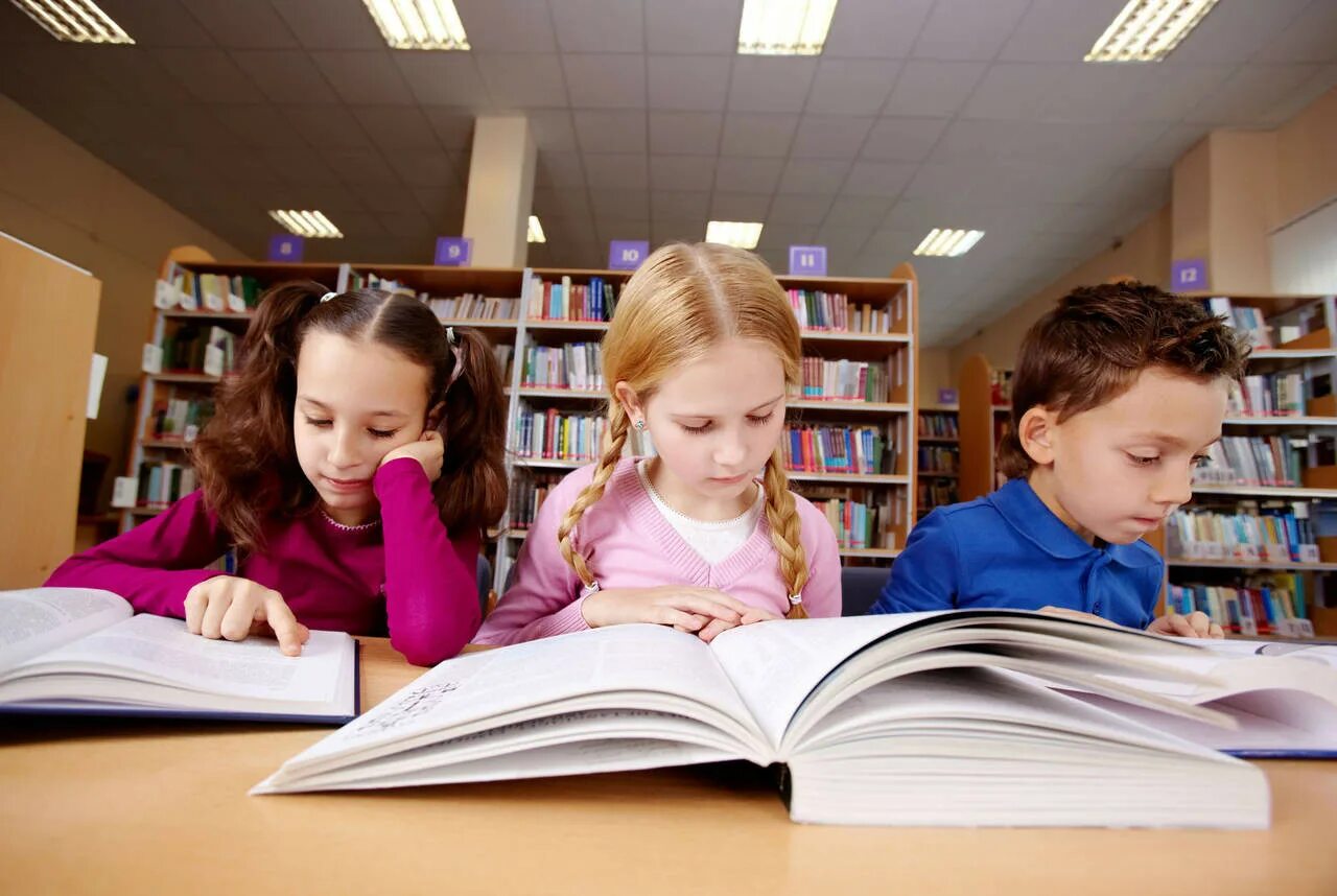 На уроке чтения читай. Дети в библиотеке. Чтение в школе. Книги для детей. Ученики в библиотеке.