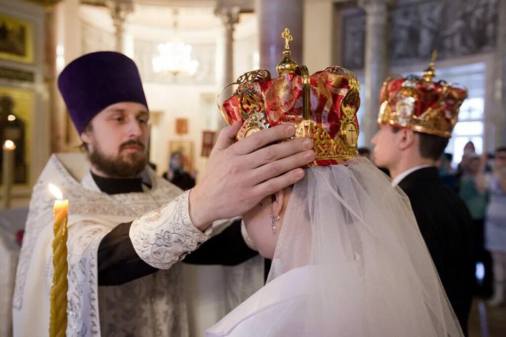 Сколько раз венчалась. Венчание. Таинство венчания в православной церкви. Корона для венчания в церкви. Венцы для венчания.