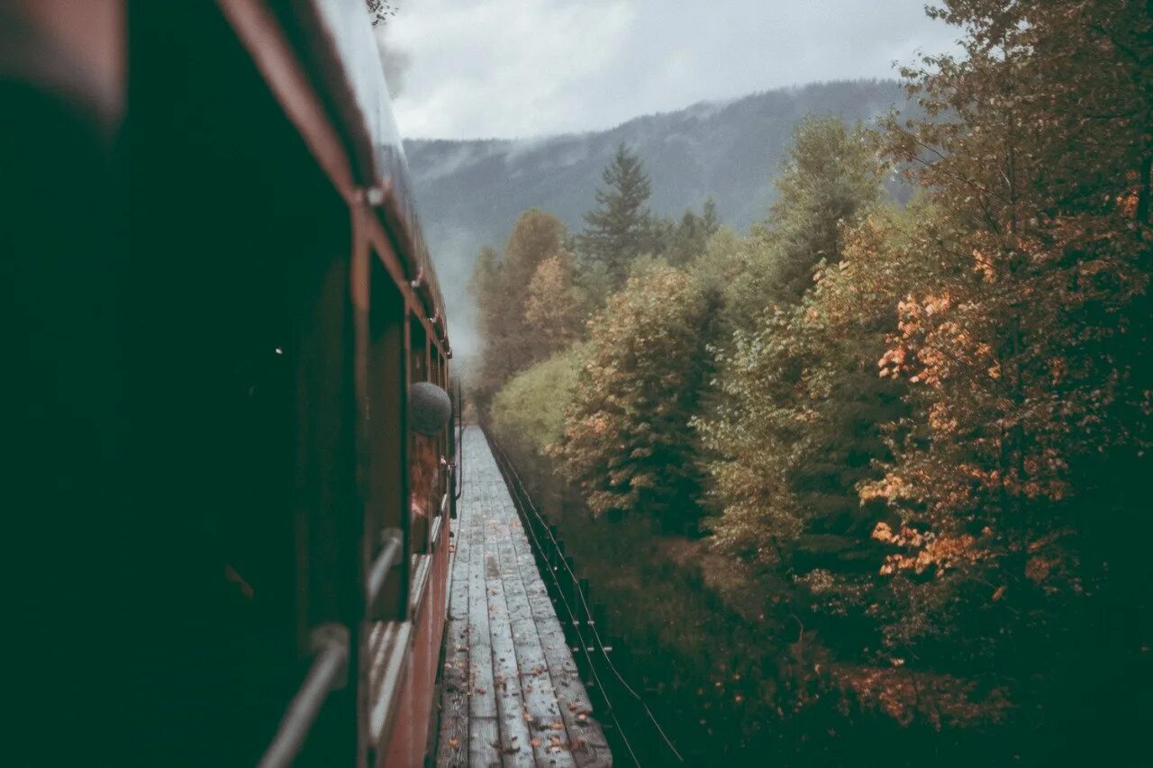 Уехать дальнейший. Окно поезда. Красивый вид из поезда. Вид из окна поезда. Поезд Эстетика.