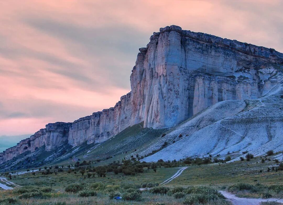 Белая скала АК-Кая. Белая скала Белогорск. Куэста белая скала в Крыму. Белая скала Симферополь.