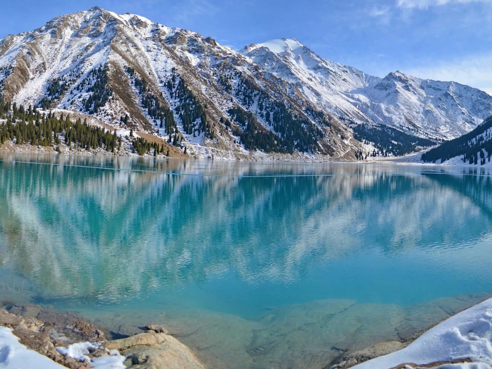 Чудеса природы казахстана. Горы зимой. Озеро в горах. Голубое озеро в горах. Горы озеро зима.