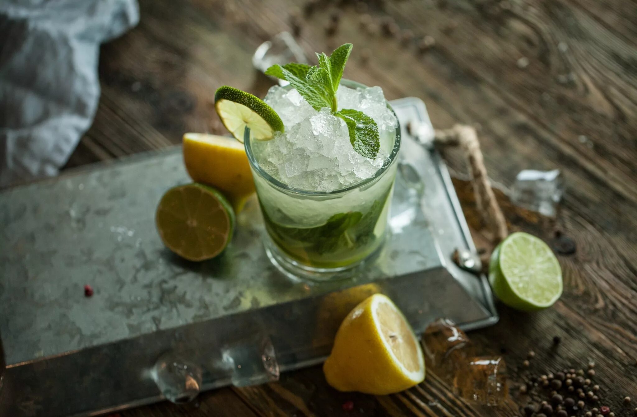 Лимонад lemon мята. Мохито с крыжовником. Мохито с лимоном и мятой. Мохито с лимоном и мятой. Лимонад мятный лайм.