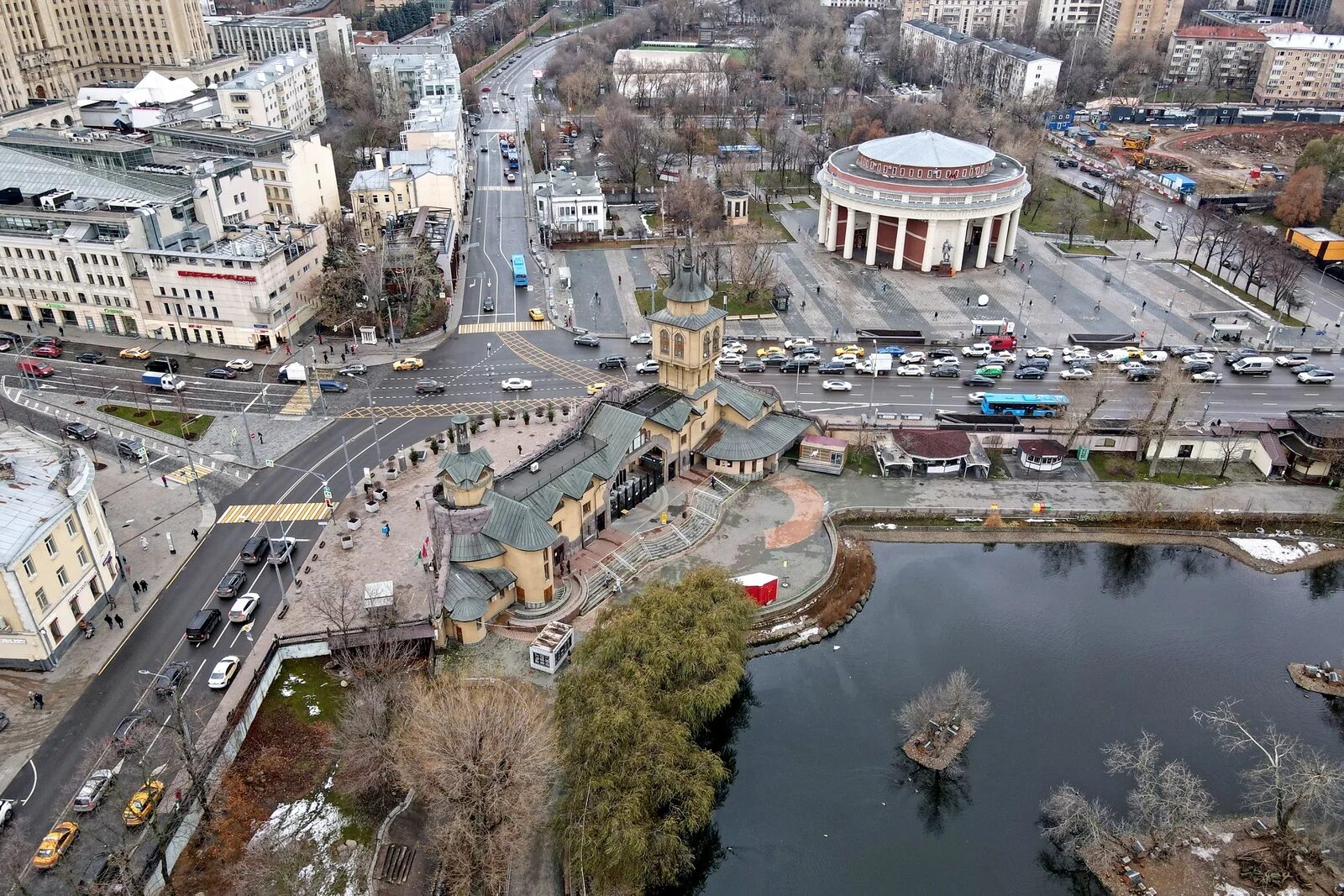 Павильоны московского зоопарка. Пешеходный мост в Московском зоопарке через ул. большая Грузинская. Московский зоопарк на Баррикадной. Московский зоопарк метро Баррикадная. Московский зоопарк мост.