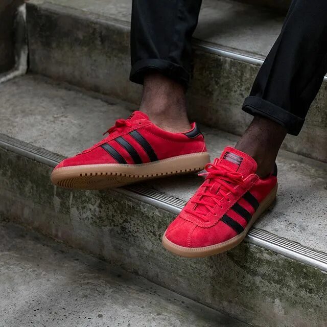 Адидас 40. Adidas Bermuda Red оригинал. Adidas Bermuda 2018 Red. Samba adidas красно черные. Adidas Bermuda черные.