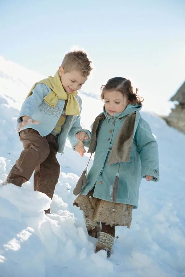 Мальчик и девочка в зимней одежде. Мальчик и девочка в зимней одежде. Мальчик и девочка в зимней одежде. Детки в зимней одежде. Детская зимняя одежда реклама.