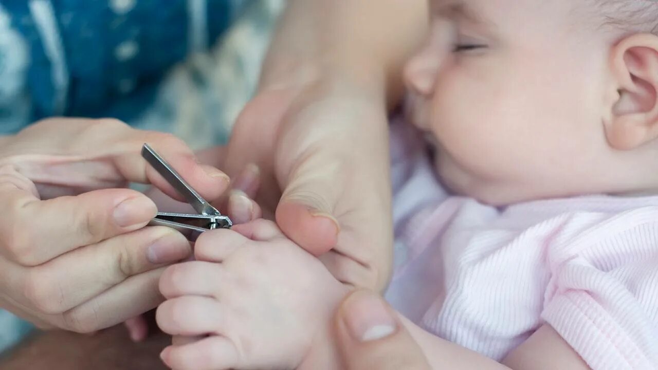 Можно маме стричь. Стрижка ногтей новорожденному. Подстригаем ногти малышу. Ребенок подстригает ногти. Стричь ногти ребенку.