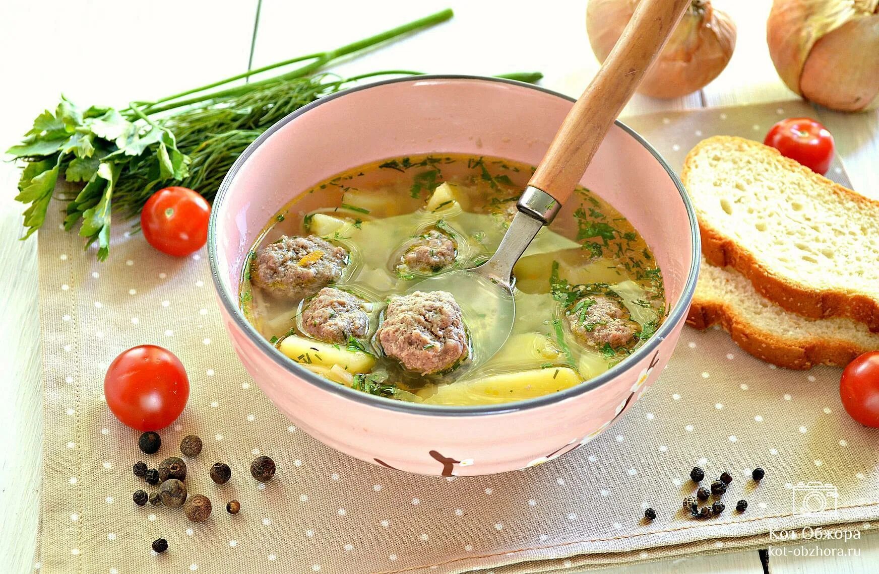 Как приготовить вкусный суп с фрикадельками. Суп с фрикадельками. суп с фрикадельками и вермишелью. суп с фрикадельками и лапшой. суп с мясными фрикадельками.