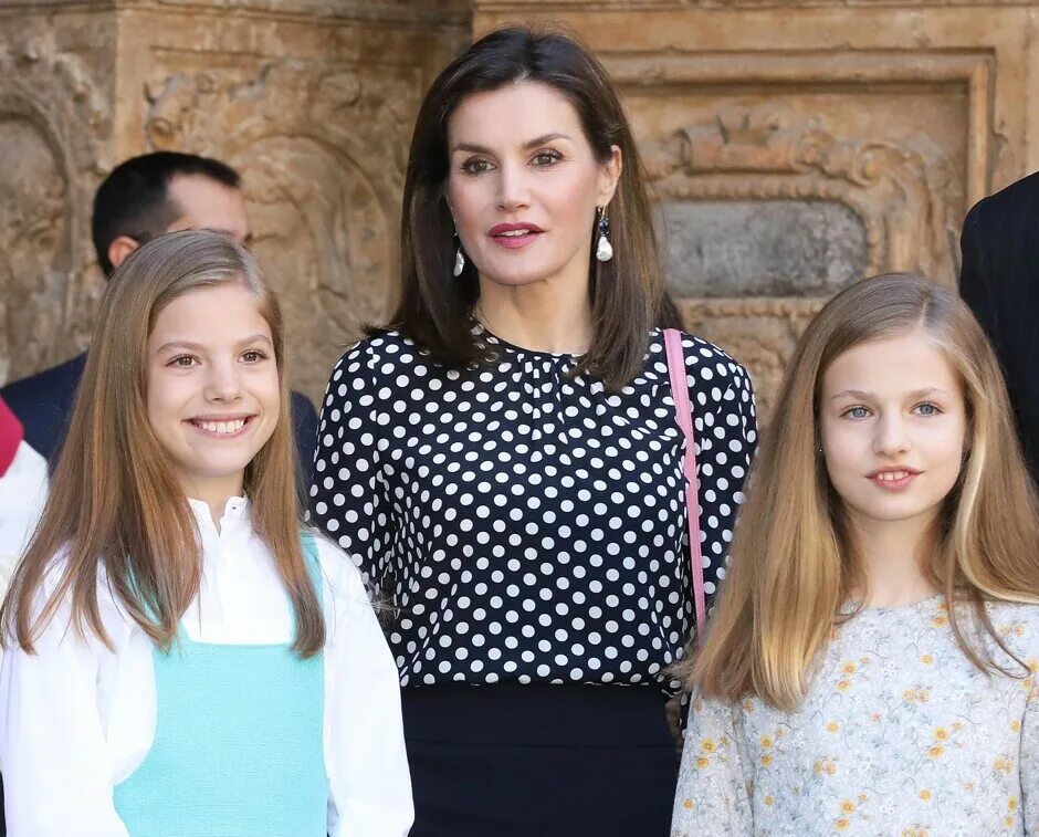 Королева испании летиция с детьми. Дочь королевы испании. Принцессы испании леонор и софия в 2022. Королева испании летиция дочери. Король филипп и королева летиция с детьми.
