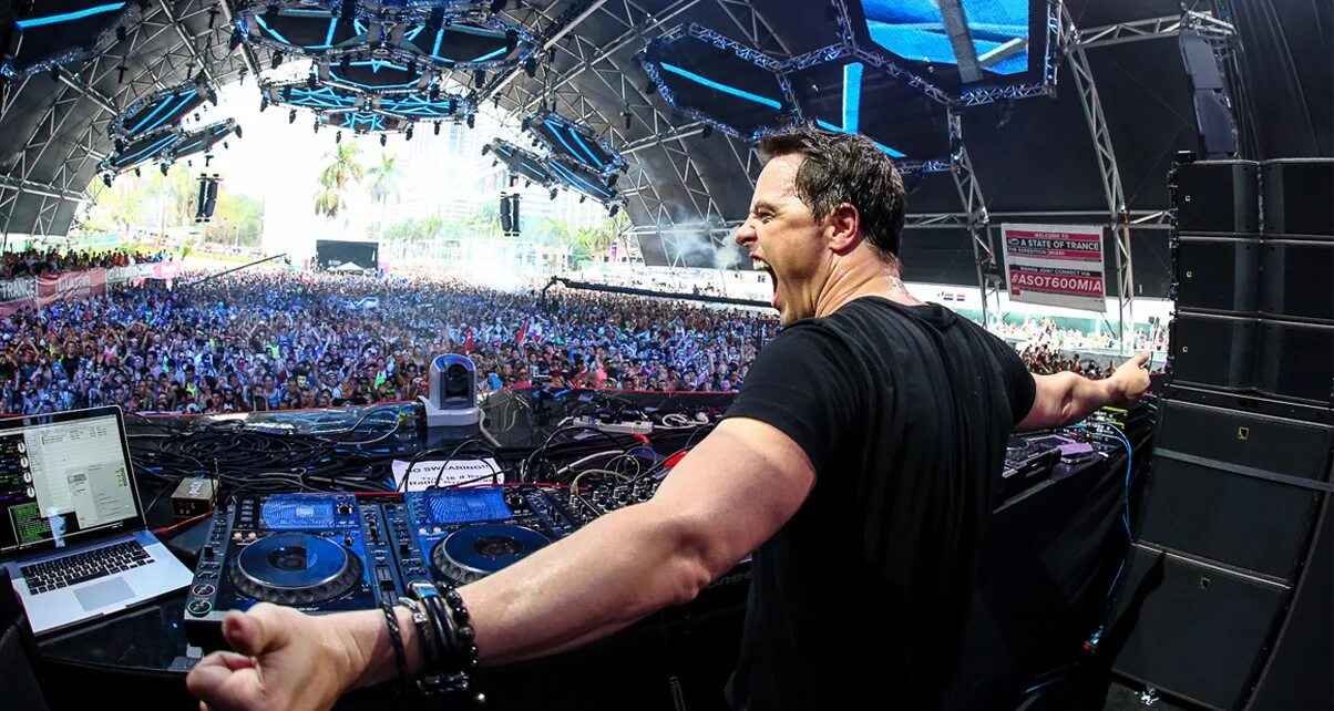 Goldcap диджей. Парень за диджейским пультом. Диджей. Девушки dj на фоне природы. Аппаратура для диджея.