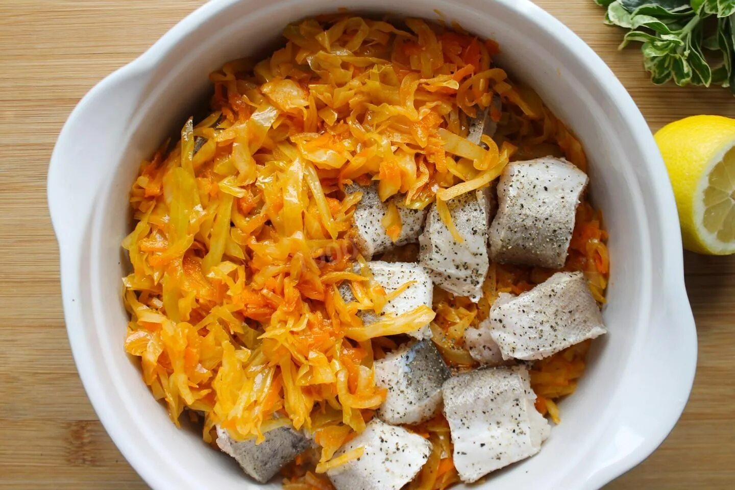 Рыба с капустой. Салат с пекинской капустой и рыбной консервой. Капуста с рыбной консервой. Салат с капустой. Минтай с тушеной капустой.