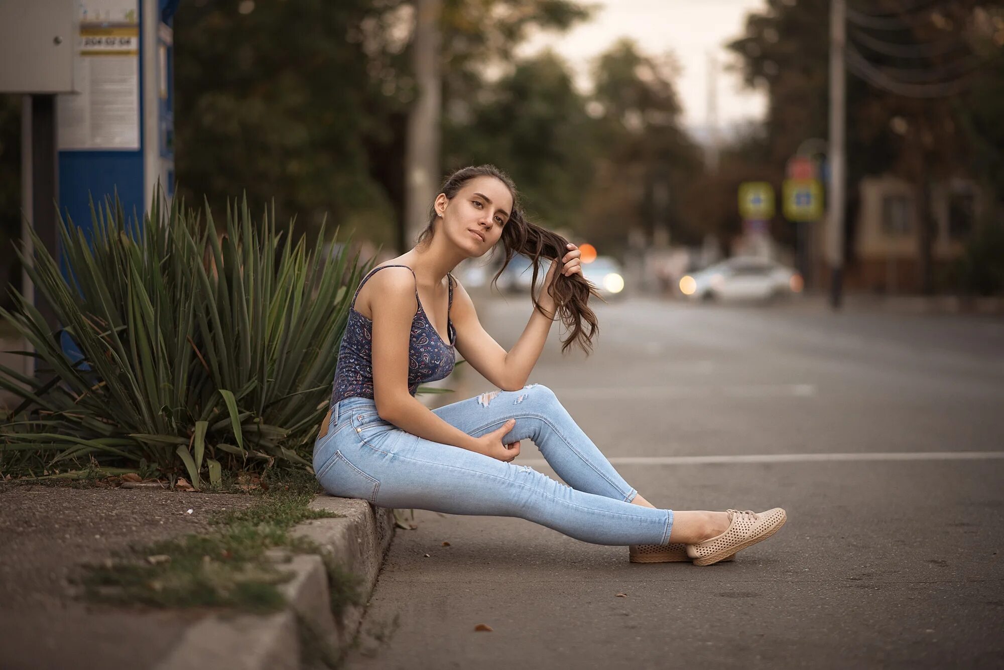 Девушки джинсы босиком. Зои дойч в джинсах босиком. фотограф евгений галяев. девушки в джинсах. девушка сидит на улице.