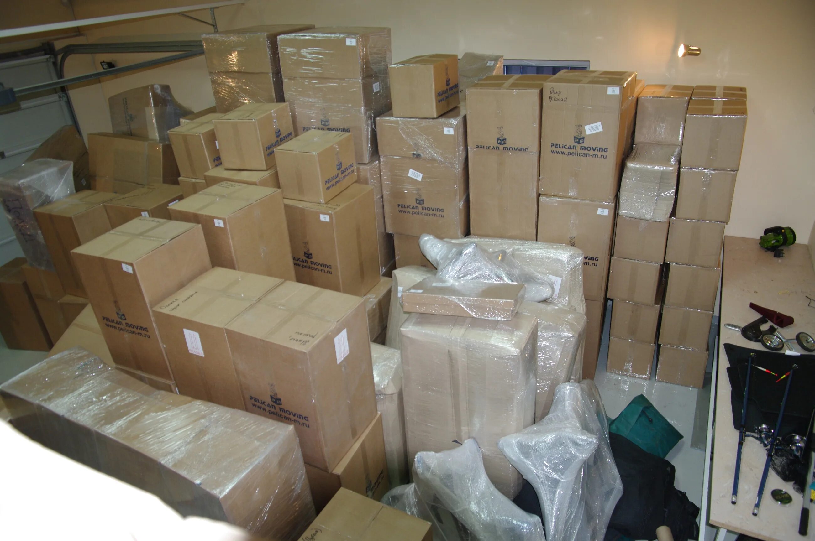 чемоданы с вещами в комнате. упаковка вещей. картонные коробки с вещами. коробки с вещами. переезд сборы.