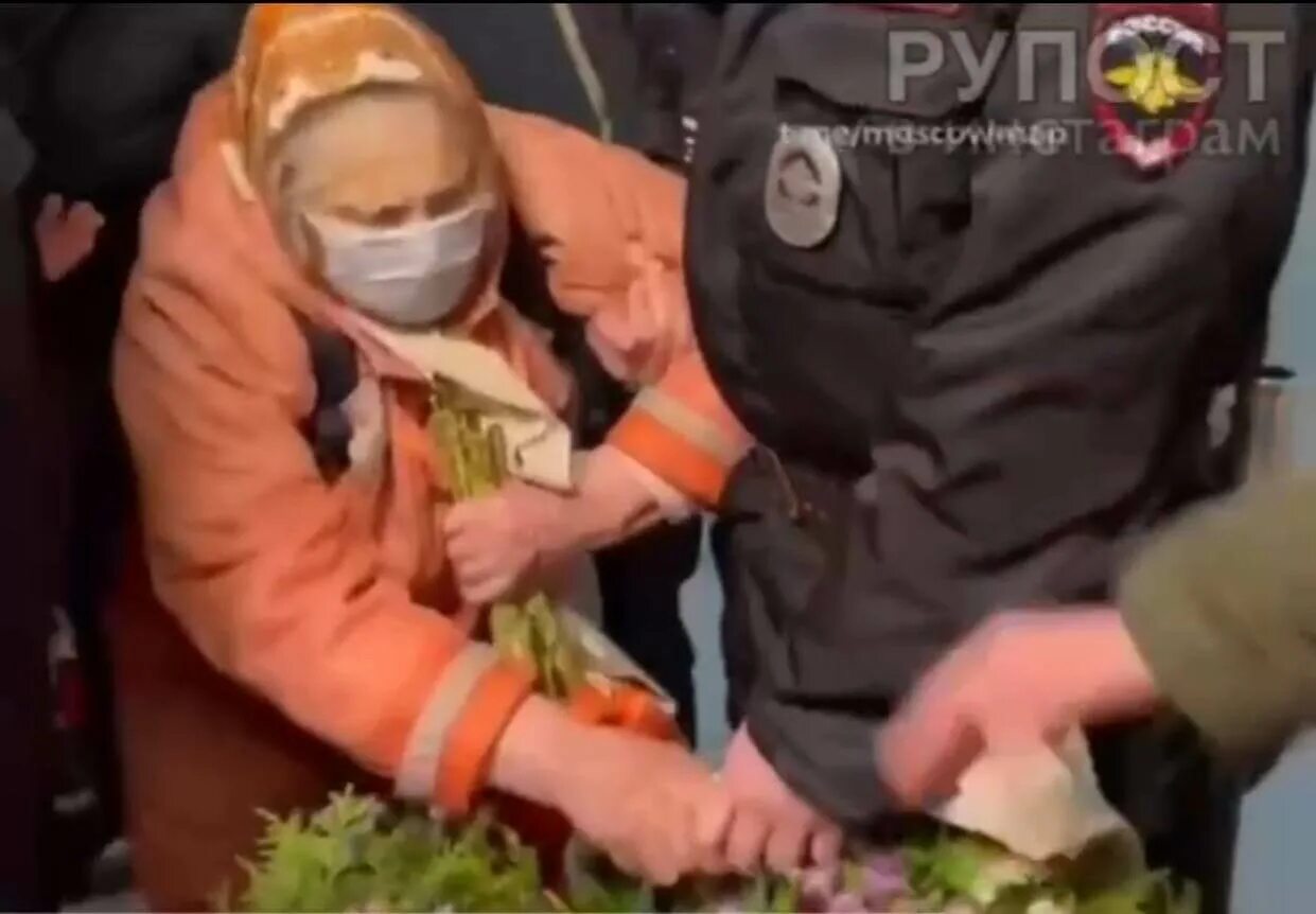 Задержали ли террористов которые напали на крокус. Полиция задержала бабушку. Задержание бабушек в Москве. Задержание бабушки-блокадницы. Полиция арестовала бабушку.