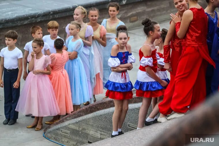 Современные песни для вальса на выпускной. Платье для вальса на выпускной. Платье для вальса на выпускной 11 класс. Платье для вальса на выпускной в школу. Платья детские для вальса на выпускной.