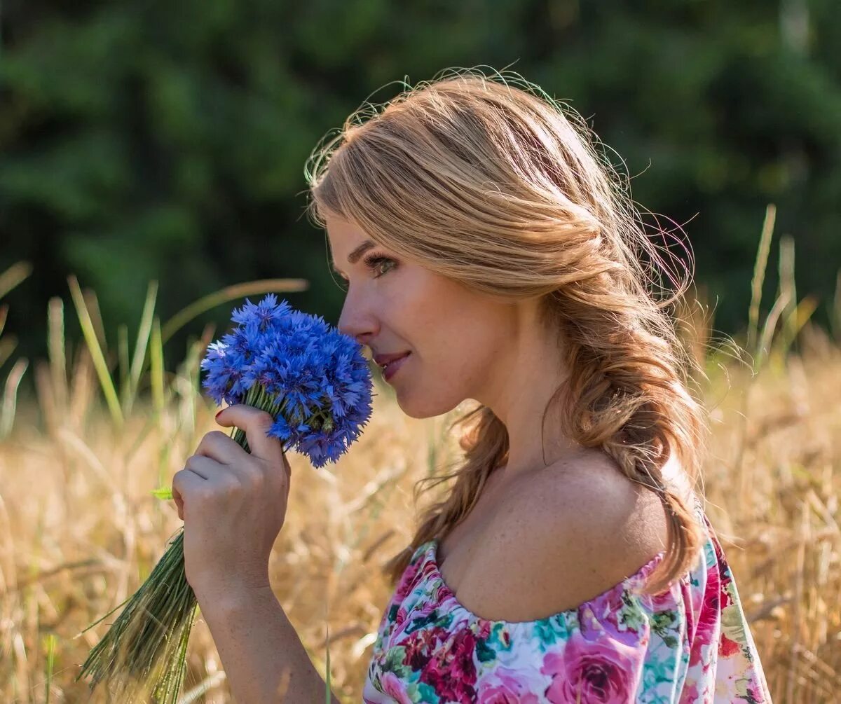 красивая девушка в поле. женщина весна. курас девушка с глазами. васильковое поле. глаза цвета неба волосы цвета льна.