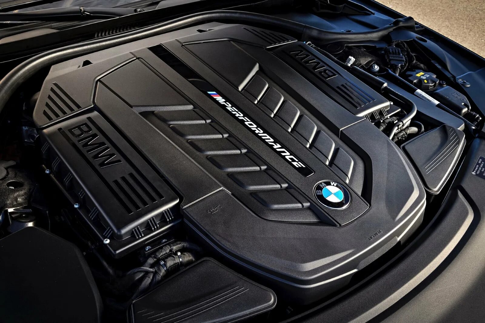 V12 pro купить. BMW 760li v12 двигатель. BMW m760li v12 2018. BMW v12 2020. БМВ 760 v12.