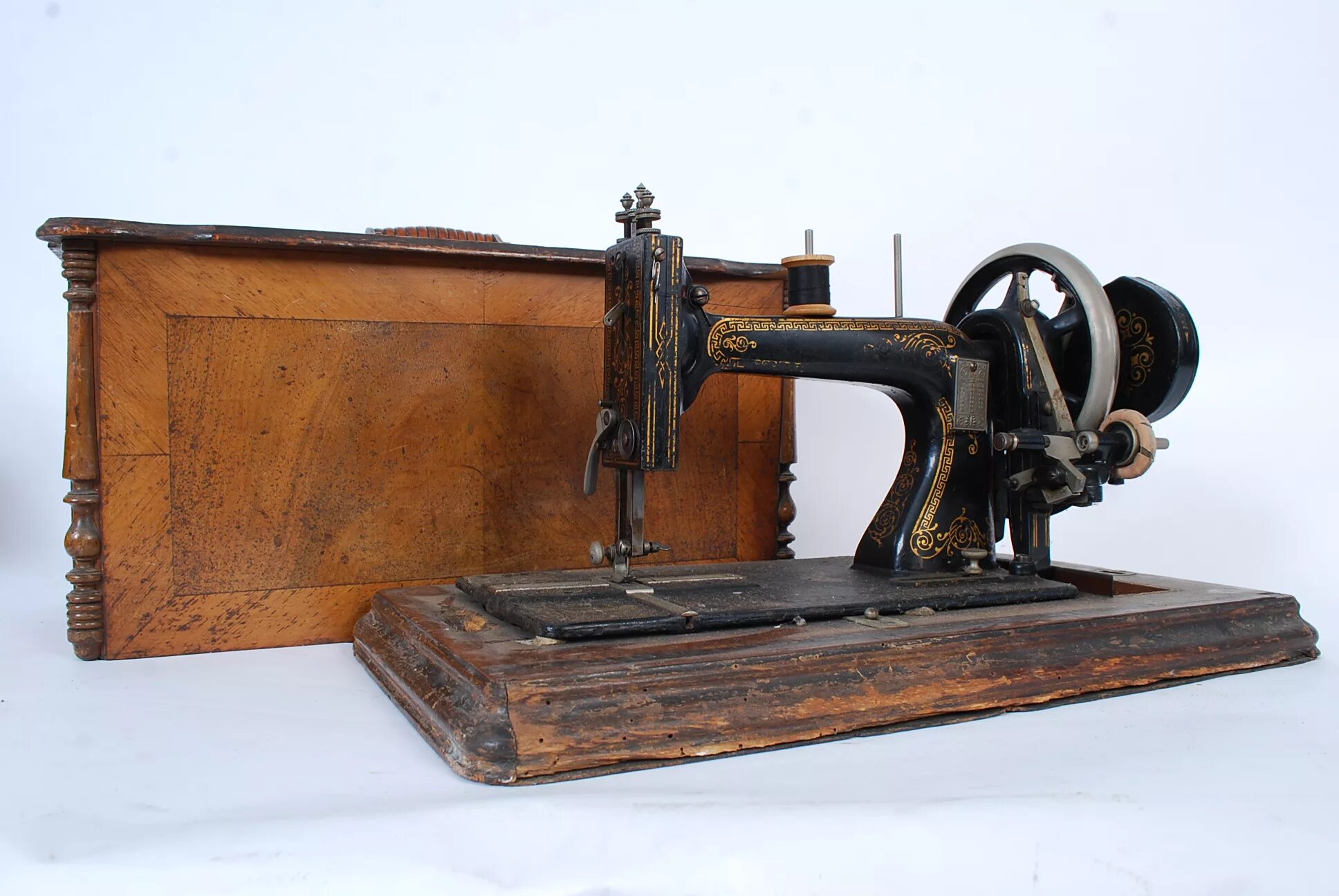 Проект швейная машинка. Швейная машинка Зингер 19 век. Швейная машина 19 века Зингер. Первая швейная машинка Зингер 19 века.