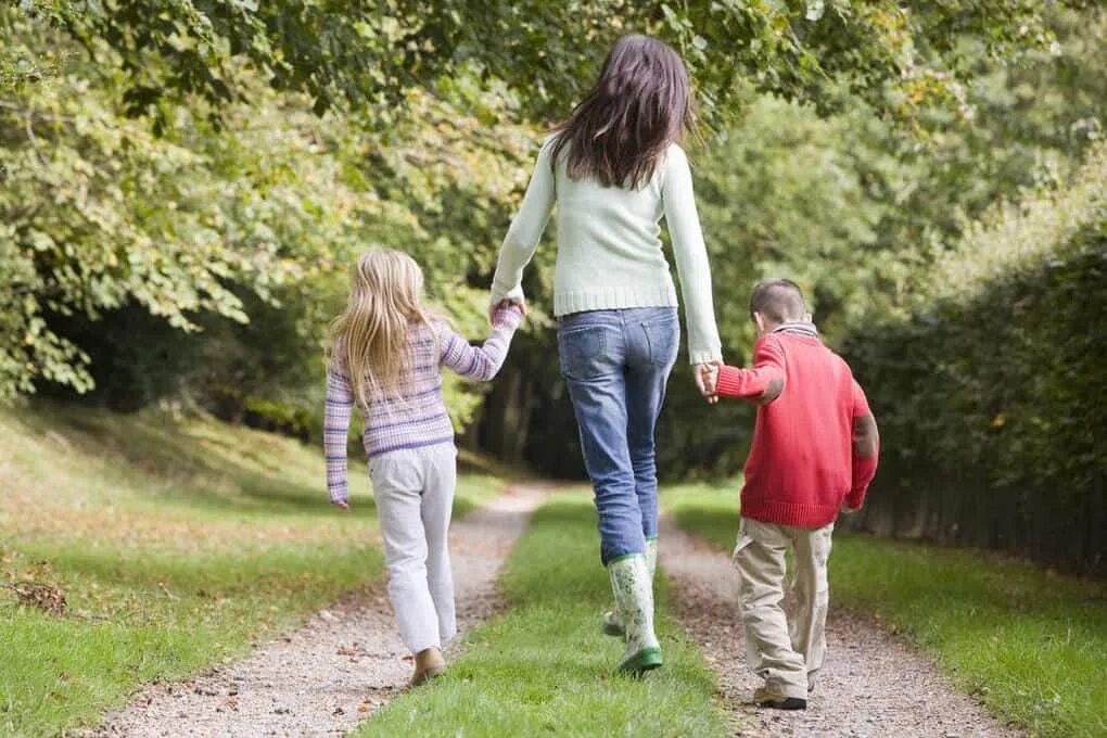 Без ведома мамы. Дети гуляют. Родители с детьми на прогулке. Мама с ребенком идут. Прогулка родителей с детьми в парке.