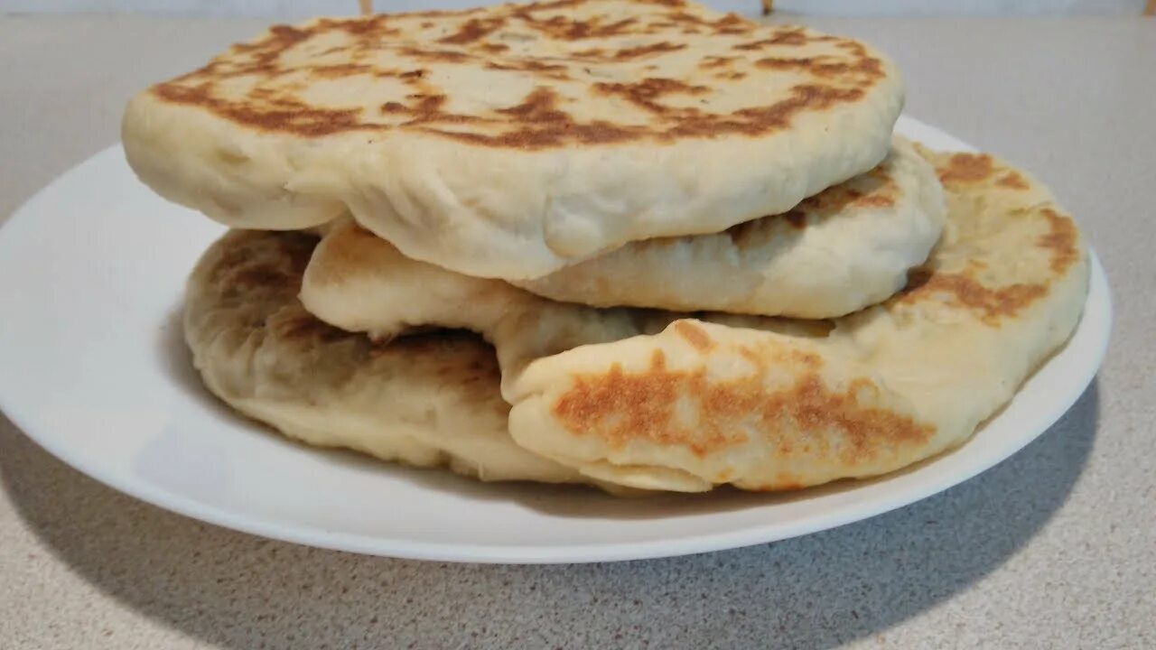 Мягкие лепешки на кефире. Лепешки на сыворотке. лепешки на сыворотке на сковороде. пышные лепешки на сковороде на воде. содовые лепешки.