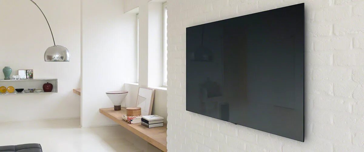 Они плотной стеной. Телевизор на стене. Телевизор настенный. Кронштейн для телевизора на стену. Плоский телевизор на стену.