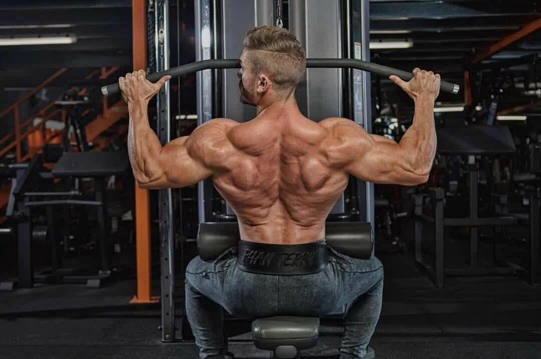 Вертикальная тяга за голову. Тяга вертикального блока к груди. Lat Pulldown. Lat Pulldown упражнение. Lat Pull down упражнение.