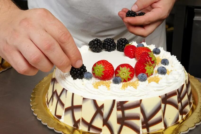Украсить торт своими руками. Украшение торта своими руками в домашних условиях. Красиво украсить торт в домашних условиях. Самое простое украшение торта. Торт после сборки