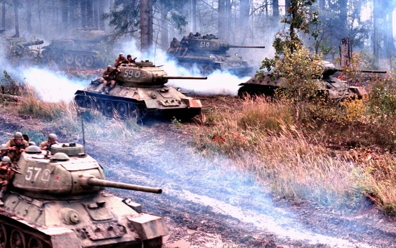 Танки нападение. World of Tanks белый тигр. Танк т-34 в атаке.