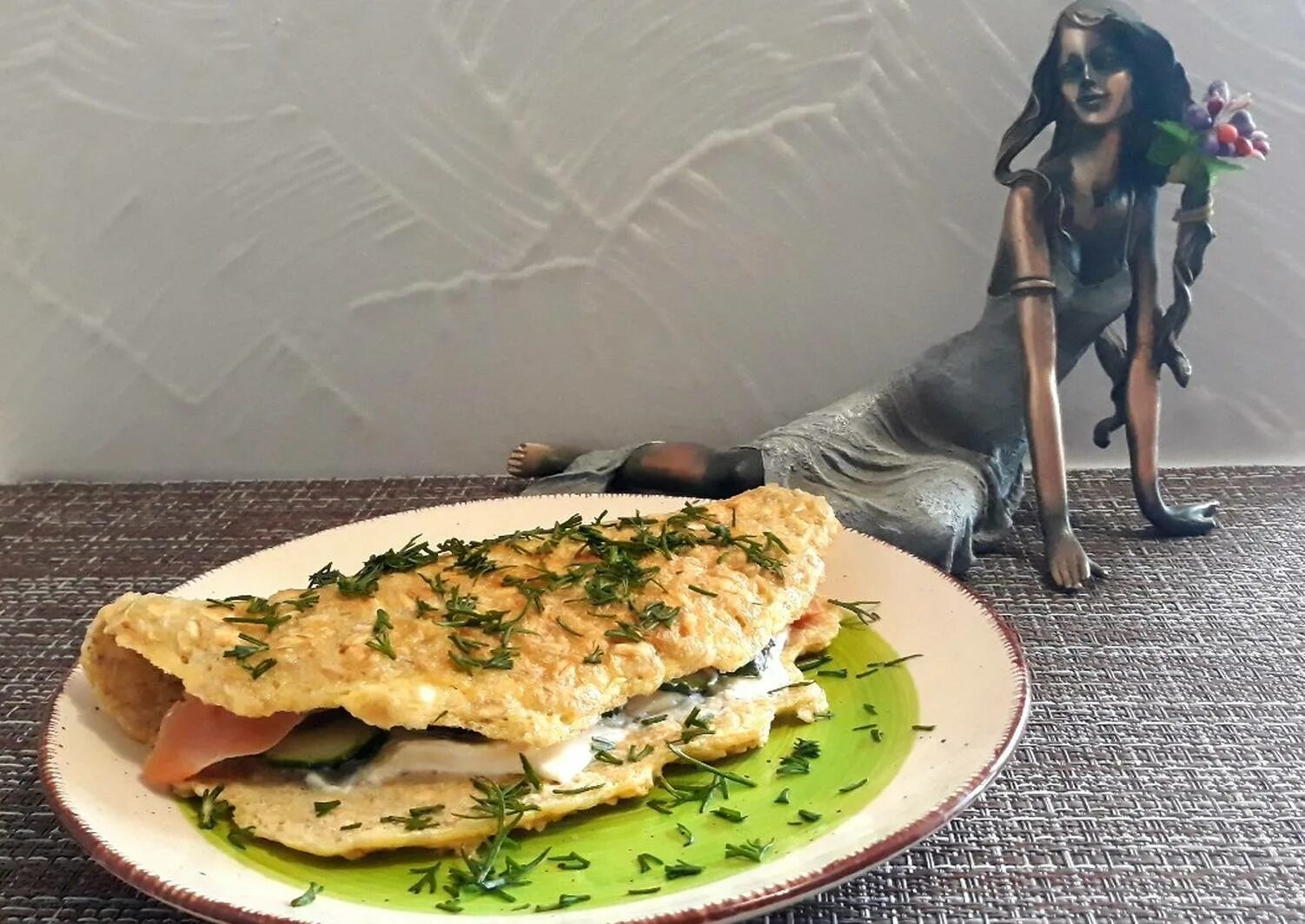 Овсяноблин рецепт вкусно и быстро. Овсяноблин с лососем. овсяноблин с сыром и помидорами. овсяноблин с мидиями. овсяноблин с рыбой и творожным сыром.