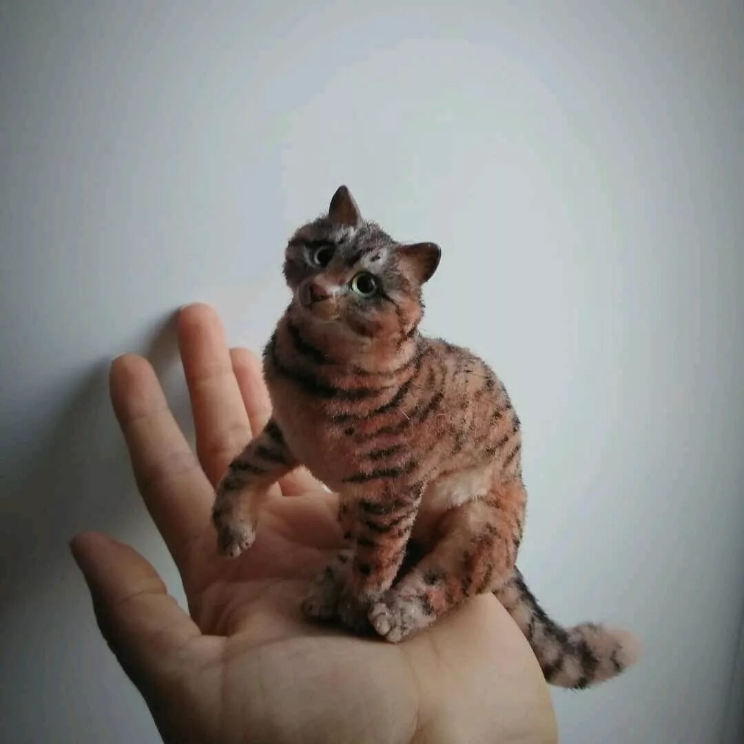 Техника кошечка. Игрушки в смешанной технике. Техника кошечка. Аппликация кошечка. Художник chatchawarn ruksa.