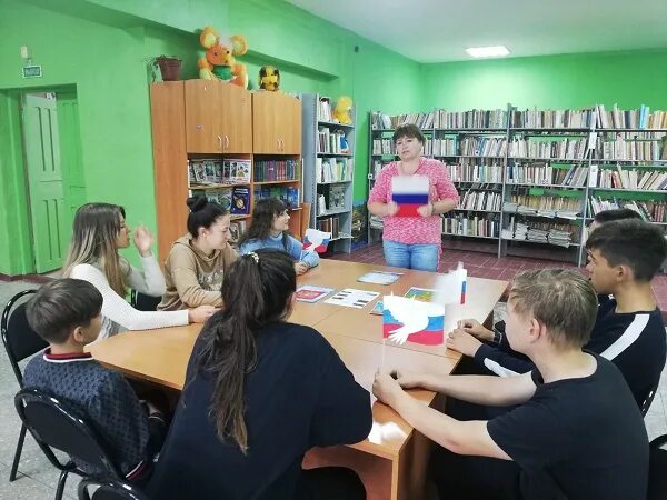 Библиотечный урок первое посещение библиотеки 1 класс. Харабалинская межпоселенческая библиотека. Межпоселенческая библиотека выселки. Книжная выставка о зиме в школьной библиотеке. Летневская сельская библиотека.