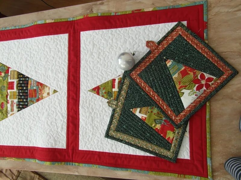 тканевые прихватки. новогодние прихватки своими руками пэчворк. лоскутные прихватки. новогодние прихватки своими руками пэчворк. новогодние прихватки из лоскутков.