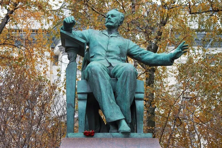 Автор памятника чайковскому. Автор памятника чайковскому. Чайковский памятник никитская. Московская консерватория памятник чайковскому. Московская консерватория памятник чайковскому.