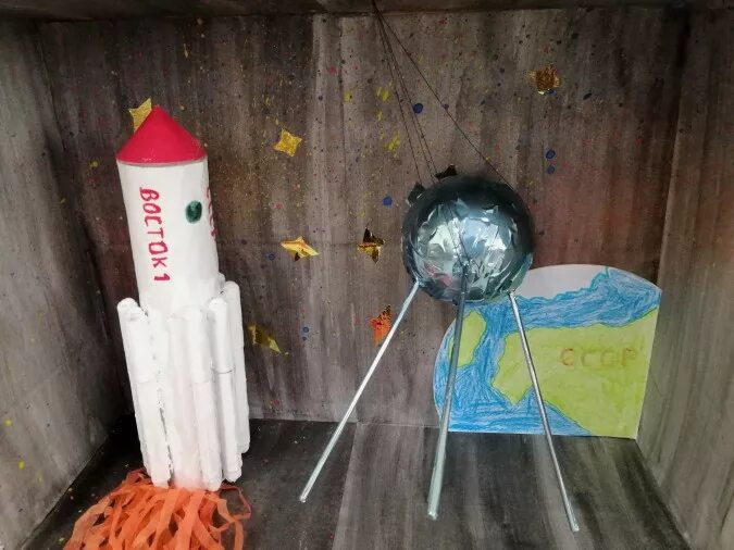 Как сделать космический аппарат. Космический аппарат поделка. Спутник поделка. Спутник поделка в детский сад. Поделка Спутник для детей.