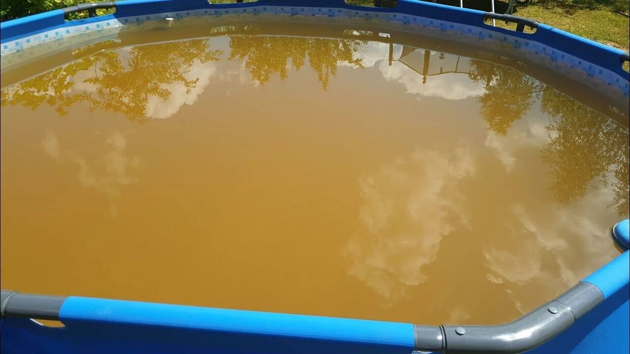 Белеет бассейн что делать. Ржавая вода в бассейне. коричневая вода в бассейне. зеленая вода в бассейне. вода в каркасном бассейне.