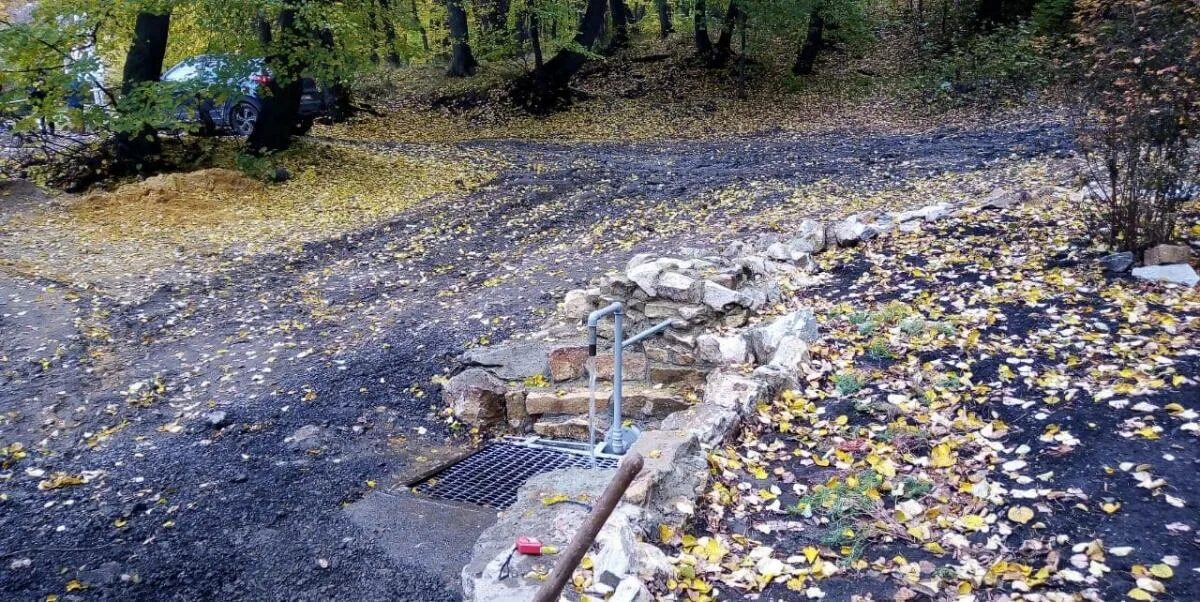 Погода родники 3 дня. Кумысная Поляна Саратов Родник. Водопад на Кумысной Поляне Саратов. Родниковая вода на Кумысной Поляне. Камни на Кумысной Поляне.