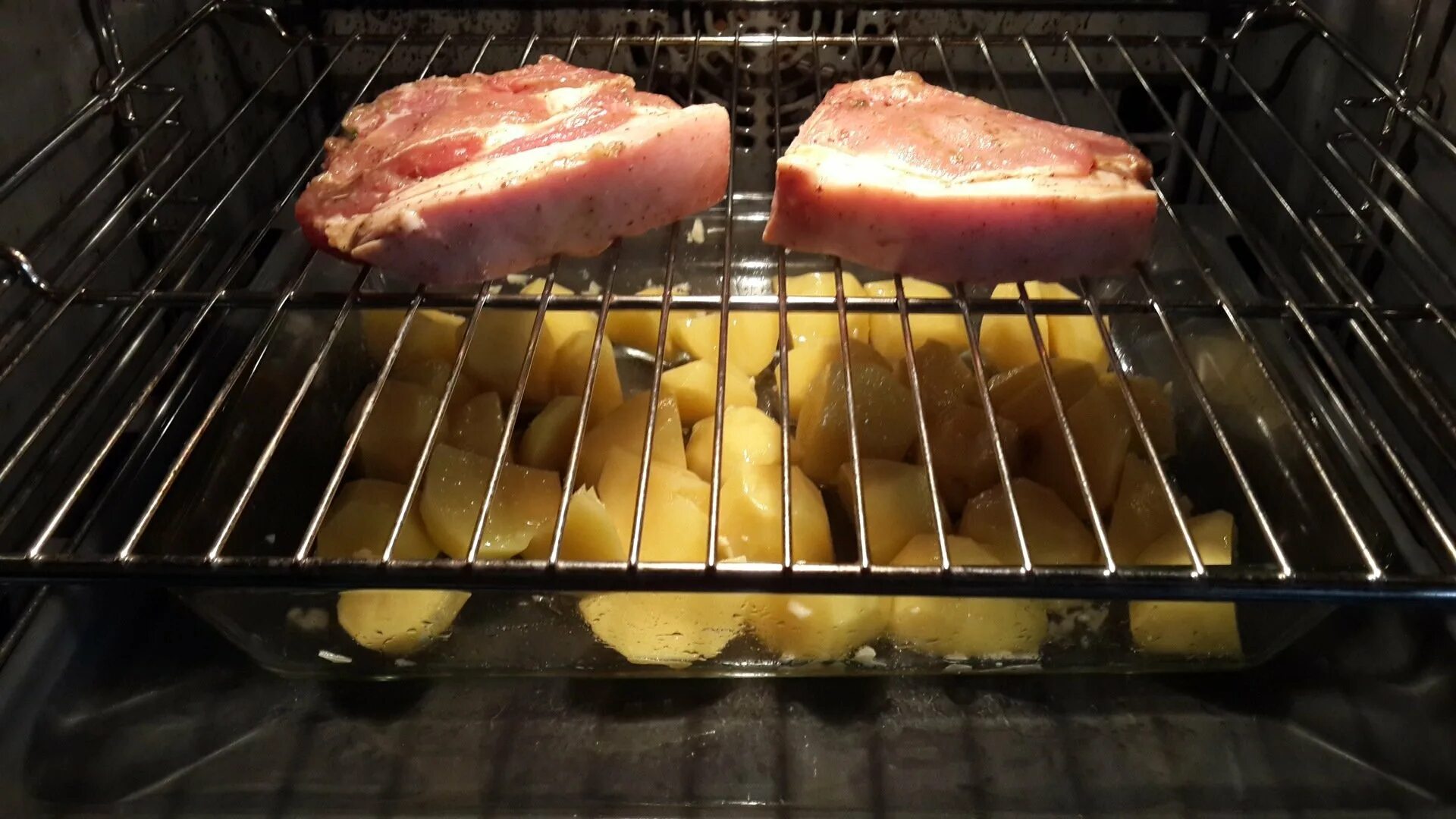 Рецепт жарки мяса в духовке. Мясо на решетке в духовке. Стейк на решетке в духовке. Свинина на решетке в духовке. Решетка гриль для духовки.