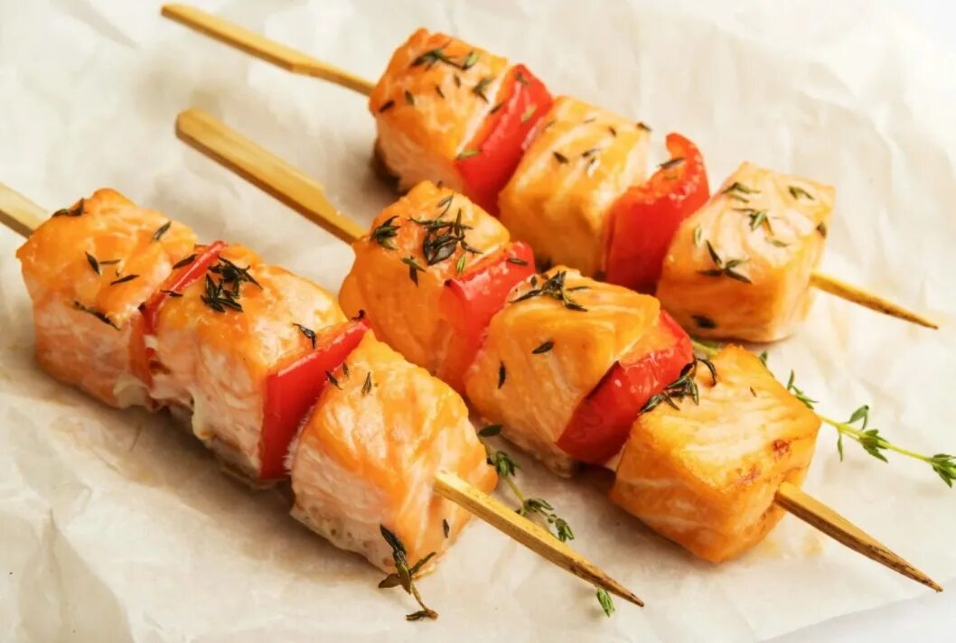 Мини шашлычки. Шашлычки из семги. шашлычок из лосося. шашлычок из семги на шпажках. китайские шашлычки на шпажках.