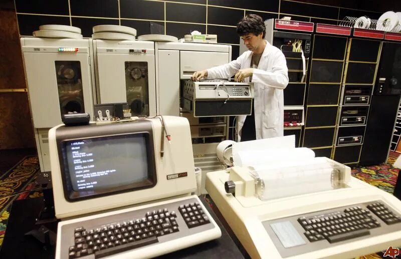 U s a computer. Лабораторный компьютер. старые компьютеры в лаборатории. старая информатика. 70s computer.