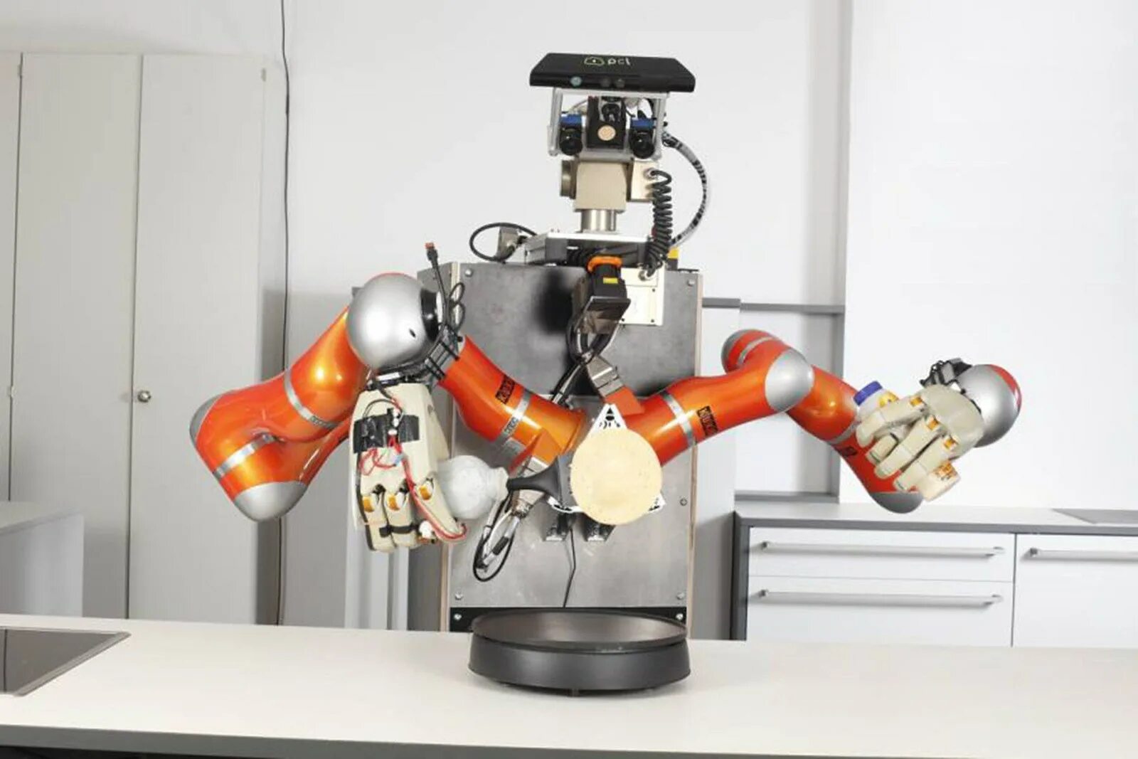 Робот техника для дома. Робот kuka повар. робот помощник на кухне. полезные роботы. роботы помощники необычные.