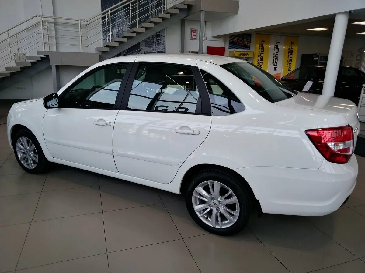 Гранта седан белая 2021. Лада гранта белая тонированная 2018. Гранта фл белая. Лада гранта 2 седан белая. Лада гранта белое облако 240.