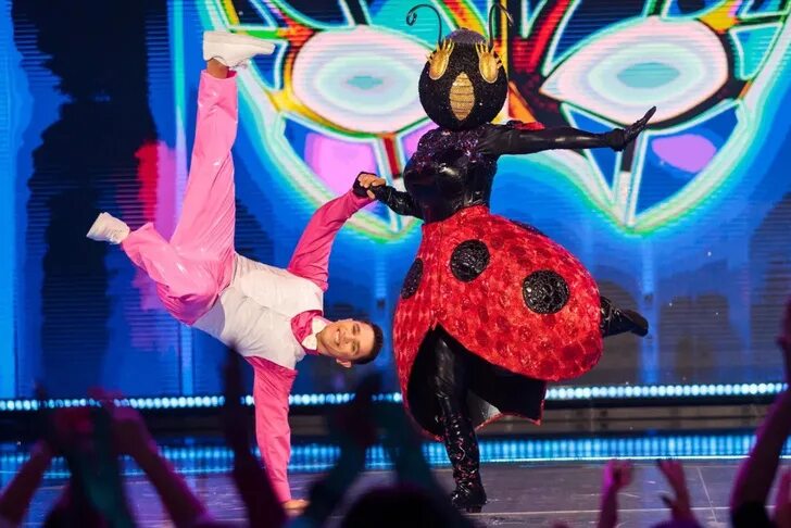 В танце. Маска танцы стс 2022 участники. Шоу маска танцы. Шоу маска танцы сатурн. Маска танцы кто зебра.