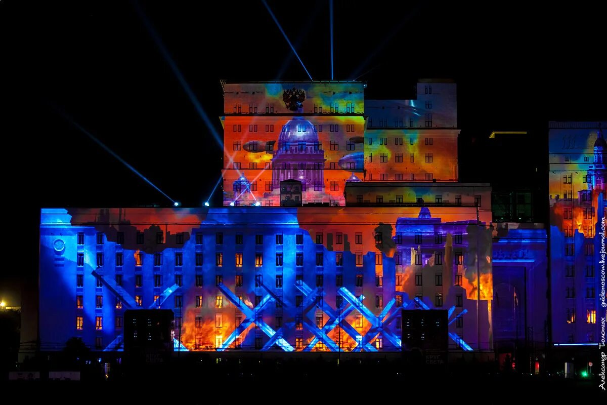Laser mapping. Мэппинг шоу на круглой. желтый видеомэппинг на сером фоне. laser mapping show. эротическое маппинг шоу.