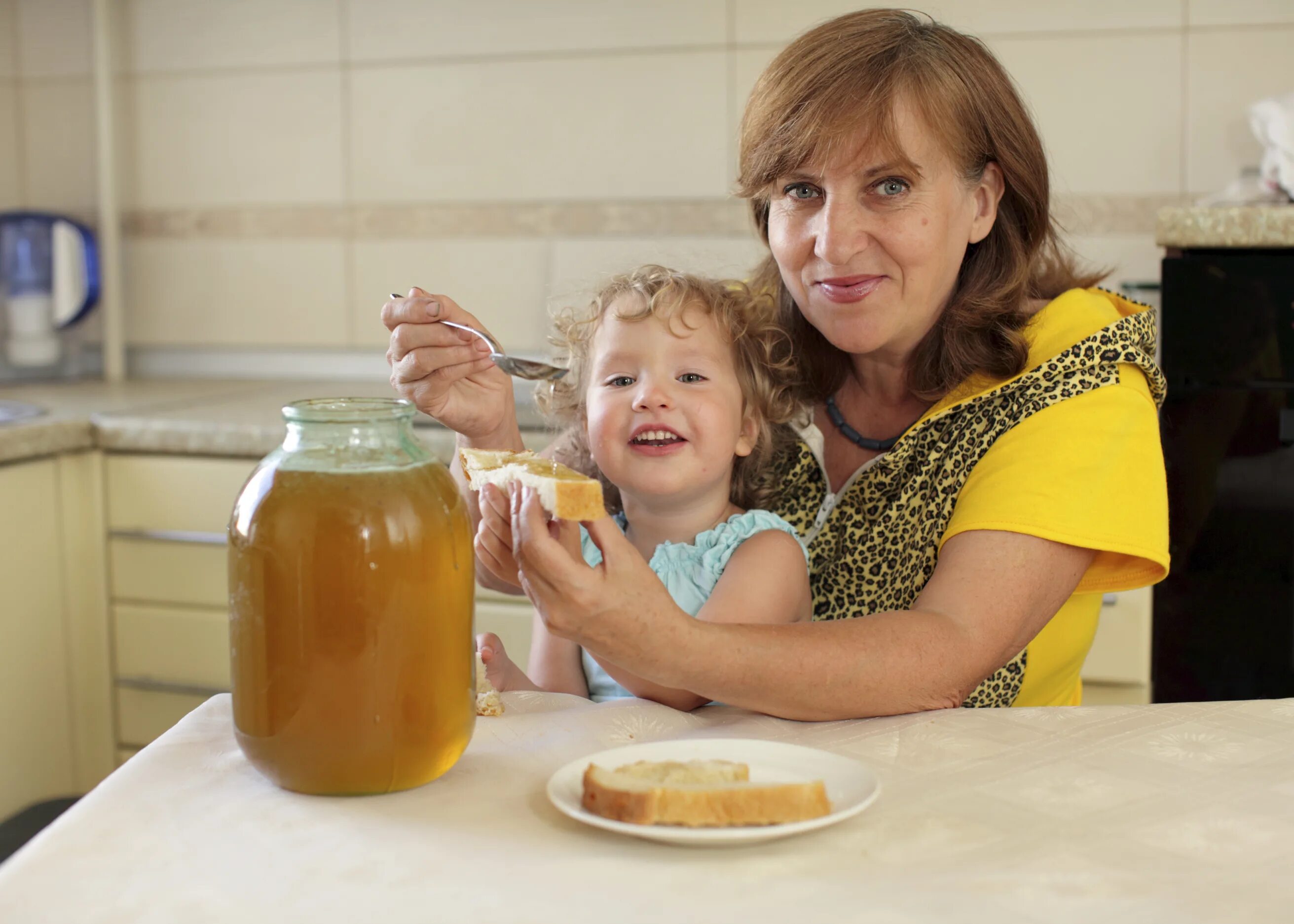 Мед в 7 месяцев. Мед для детей. Семья ест мед. Ребенок ест мед. Мед в питании детей.