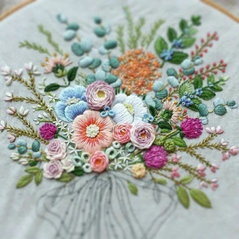 объёмная вышивка шерстяными нитками. одежда вышитая крестом. фото вышитых. подушка вышитая крестиком. дизайнерская вышивка на одежде.